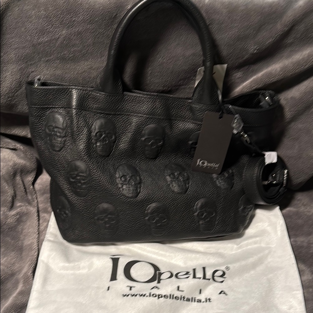 IO pelle Black Skull Embossed Women's Bag.  NWT